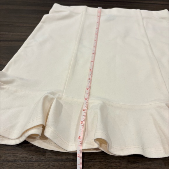 NWT Forever21 white bodycon mini skirt with peplum ruffle trim (M) - Picture 3 of 5